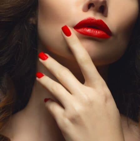 Uñas rojas para vestido negro