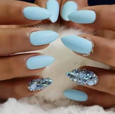 Uñas acrílicas azul cielo