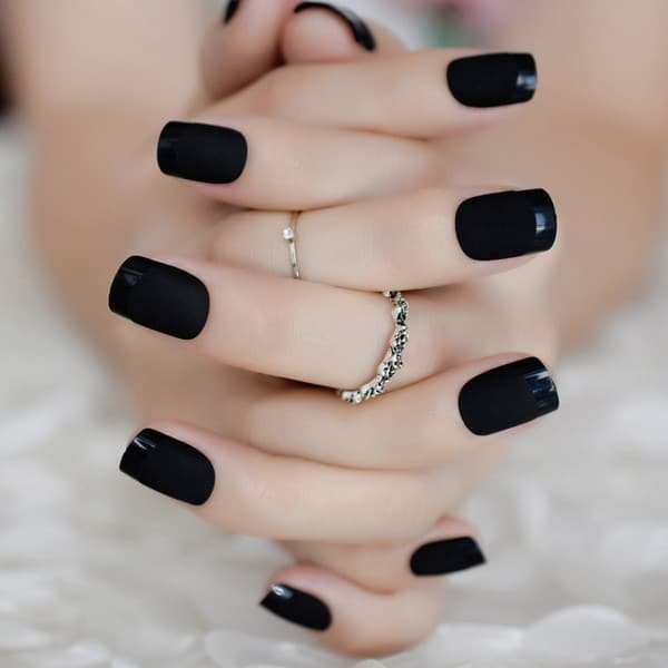 Decorado de uñas en color negro
