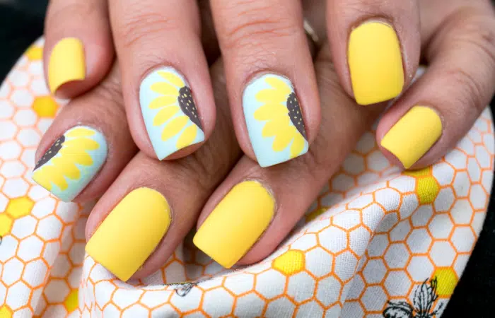 uñas con girasoles