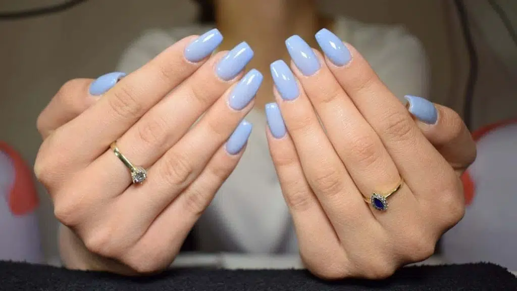 Uñas acrílicas azul cielo