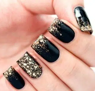 Uñas negras con dorado y piedras