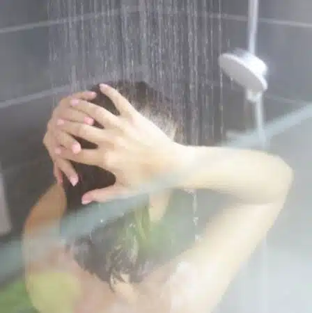 Lavarse el pelo con agua caliente
